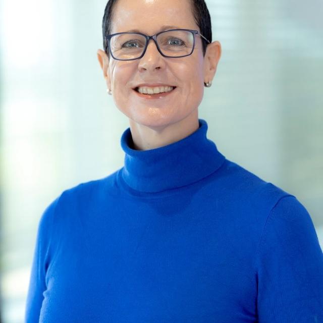Pasfoto Naomi van Stapele